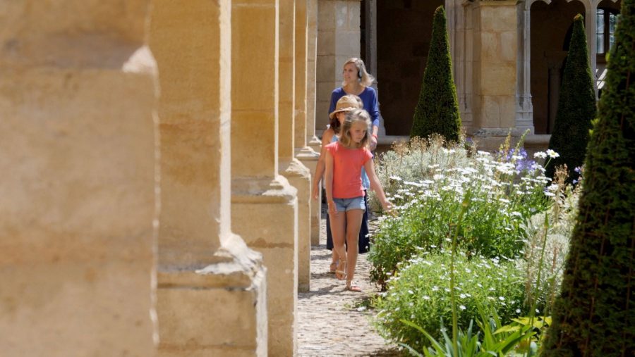 Cloître Cadouin cour ext personnages