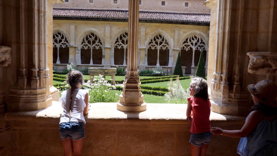 Cloître Cadouin enfants devant cour