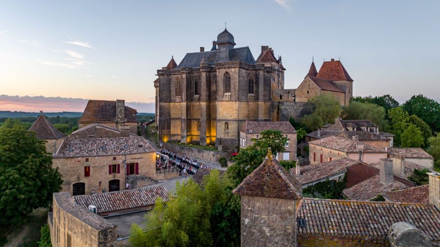 Château de Biron – village