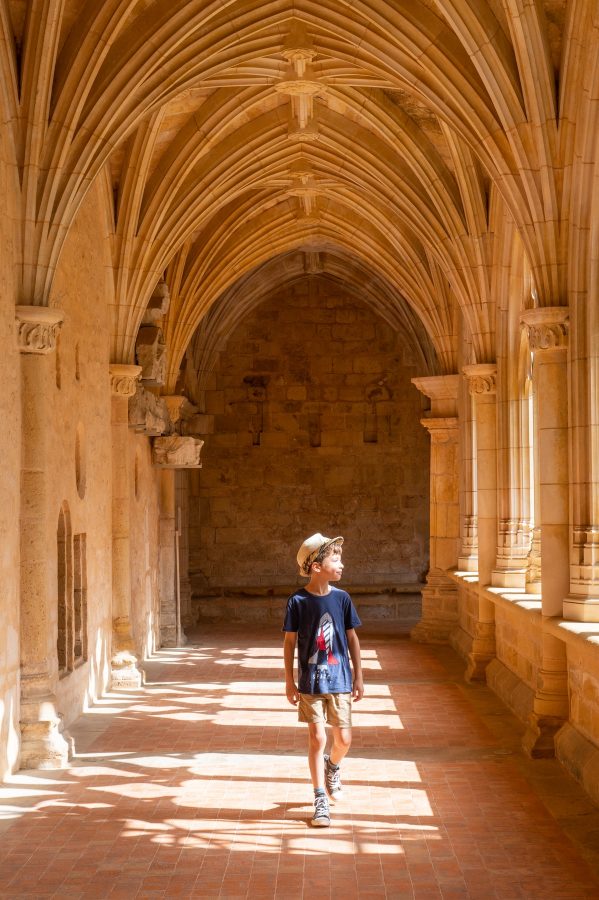 Cloître de Cadouins – garçon sous arcades