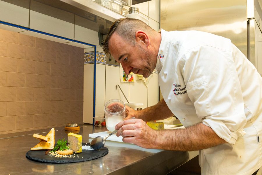 Périgord noir vallée Dordogne Auberge de la petite Reine chef en cuisine