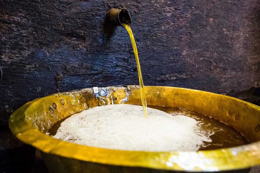 L&rsquo;huile coulant du pressoir au Moulin de la Veyssière à Neuvic