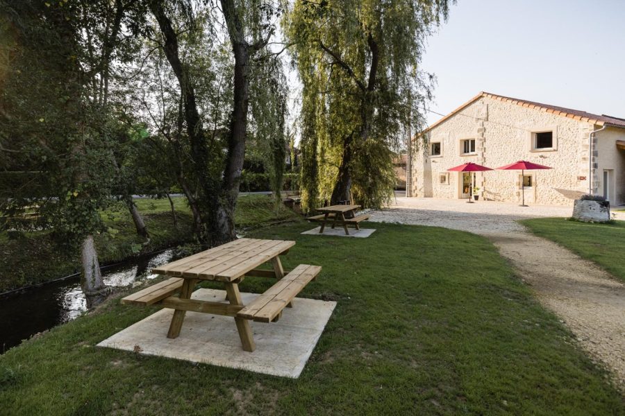 L’aire de pique-nique au  Moulin de la Veyssière à Neuvic