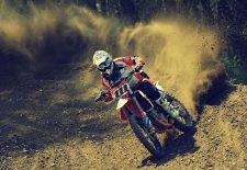 Course de motos sur prairie