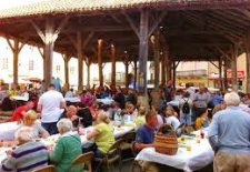 Repas gourmand sous la Halle de Belvès
